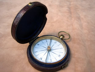 Gilded brass pocket compass with porcelain dial - circa 1820