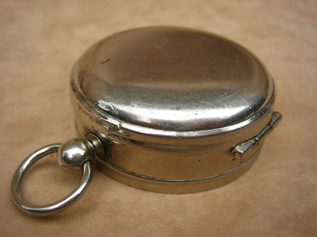 Vintage pocket compass with integral sight vanes