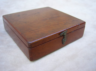 Victorian mahogany pocket compass - closed view