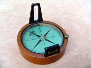 Prismatic desk compass