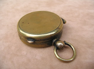 Top view of compass with lid closed
