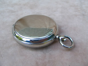 Top view of compass with lid closed