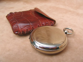 Top view of compass with lid closed