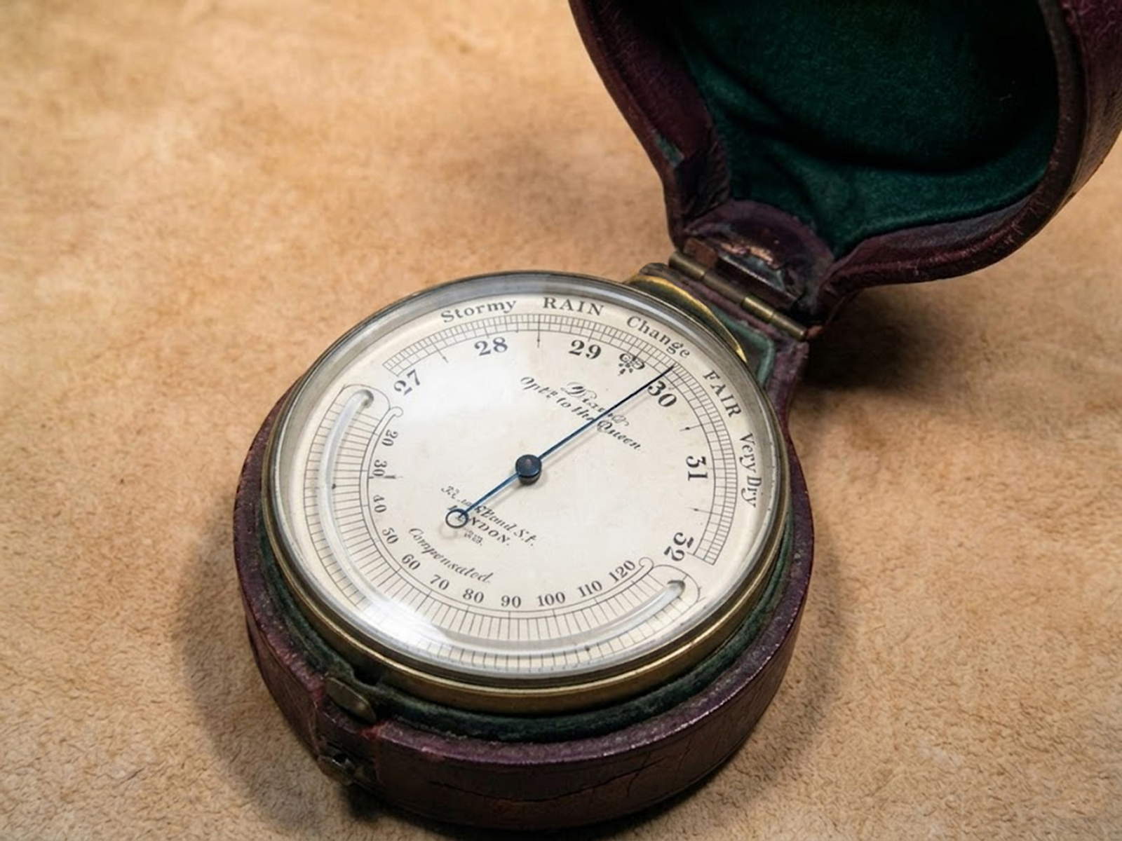 Pocket barometer with curved thermometer