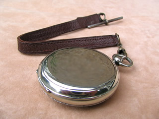 Top view of compass with lid closed