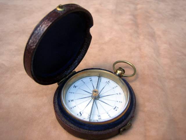 Gilded brass pocket compass with porcelain dial - circa 1820