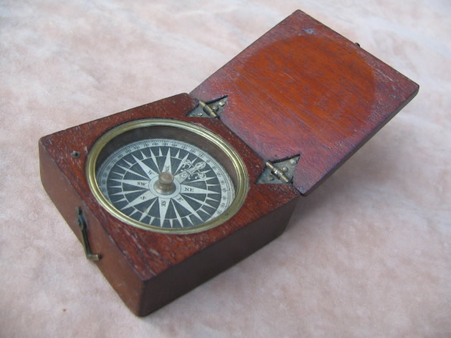 Early 19th century mahogany cased pocket compass